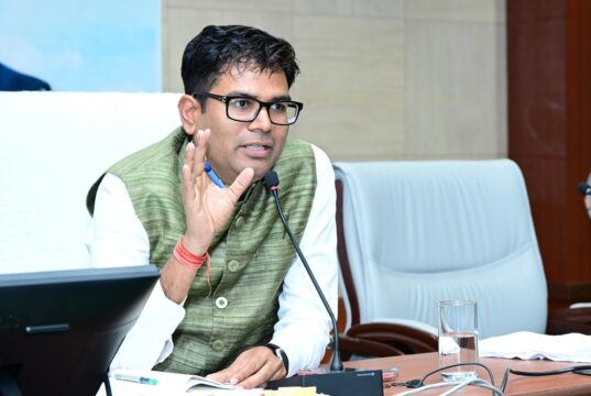 आवास एवं पर्यावरण मंत्री श्री ओपी चौधरी ने विभिन्न आवासीय कॉलोनियों के प्रतिनिधियों के साथ की बैठक