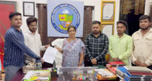 200 से अधिक विद्यार्थियों को मिले बैकलॉग की निष्पक्ष जांच की मांग, एबीवीपी ने प्राचार्य को सौंपा ज्ञापन