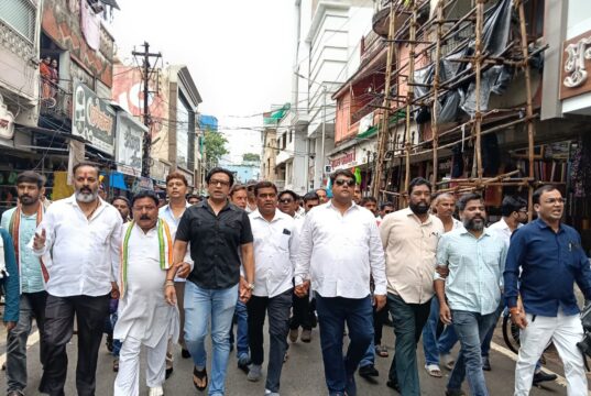 राहुल गांधी व मल्लिकार्जुन खड़गे की गिरफ्तारी के विरोध में कांग्रेस का प्रदर्शन, प्रधानमंत्री का पुतला फूंका
