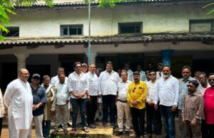 टांकापारा स्कूल में कीचड़ से गुजरने की मजबूरी, जर्जर भवन की छत से टपक रहा पानी : जितेन्द्र मुदलियार