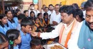 वन मंत्री श्री केदार कश्यप और सांसद श्री महेश कश्यप ने नवप्रवेशी बच्चों का किया आत्मीय स्वागत, नए स्कूल भवन का किया लोकार्पण