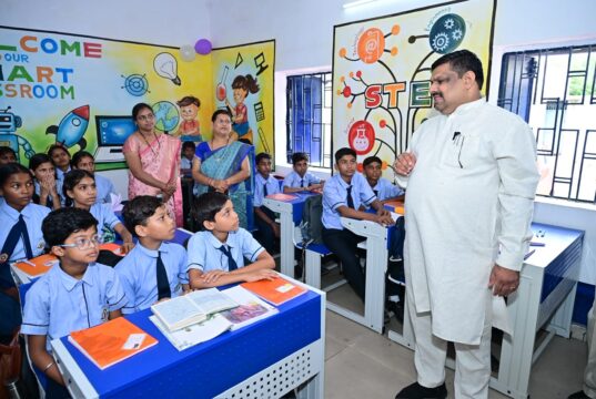 शिक्षा मंत्री श्री गजेन्द्र यादव ने बच्चों संग बैठकर सिखाया पहाड़ा, स्मार्ट क्लास का किया लोकार्पण