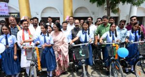 केंद्रीय राज्य मंत्री श्री तोखन साहू और उप मुख्यमंत्री श्री अरुण साव ने नवप्रवेशी बच्चों का तिलक लगाकर किया आत्मीय स्वागत, न्योता भोज में साथ में किया भोजन
