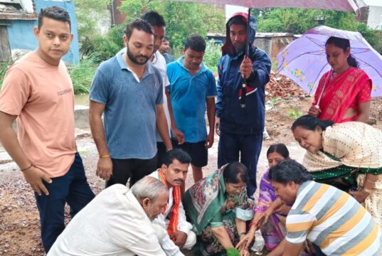 डॉ. श्यामा मुखर्जी जी की 125वीं जयंती पर भाजपा झुग्गी-झोपड़ी प्रकोष्ठ ने प्रधानमंत्री आवास परिसर में छायादार एवं फलदार पौधे लगाकर लिया संकल्प