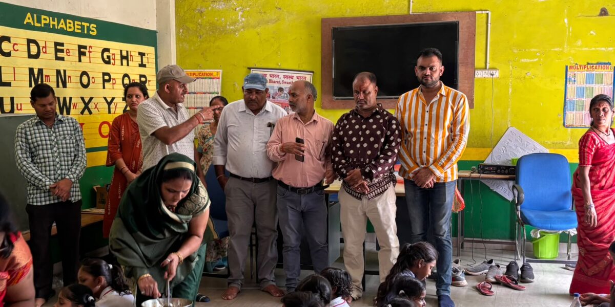दुर्ग शहर में स्कूली बच्चों के लिए जिले में पहला न्योता भोजन जन समर्पण सेवा सँस्था ने कराया