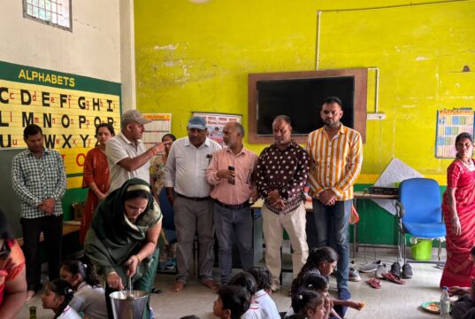 दुर्ग शहर में स्कूली बच्चों के लिए जिले में पहला न्योता भोजन जन समर्पण सेवा सँस्था ने कराया