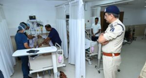 पुलिस कमिश्नर श्री संजीव शुक्ला ने अस्पताल पहुंचकर घायल पुलिस जवानों का जाना हाल