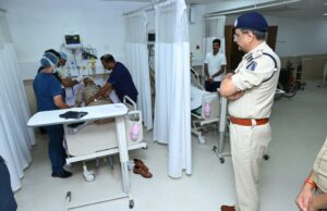 पुलिस कमिश्नर श्री संजीव शुक्ला ने अस्पताल पहुंचकर घायल पुलिस जवानों का जाना हाल