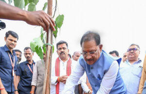 मुख्यमंत्री विष्णुदेव साय ने अपनी माँ के नाम पर लगाया पीपल का पौधा, वन महोत्सव-2026 का हुआ शुभारंभ