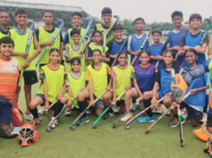 अंतर्राष्ट्रीय हॉकी स्टेडियम में खेला गया मैत्रीपूर्ण मैच, पटरी पार के खिलाड़ियों ने मैदान में दिखाया हुनर