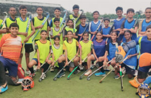 अंतर्राष्ट्रीय हॉकी स्टेडियम में खेला गया मैत्रीपूर्ण मैच, पटरी पार के खिलाड़ियों ने मैदान में दिखाया हुनर