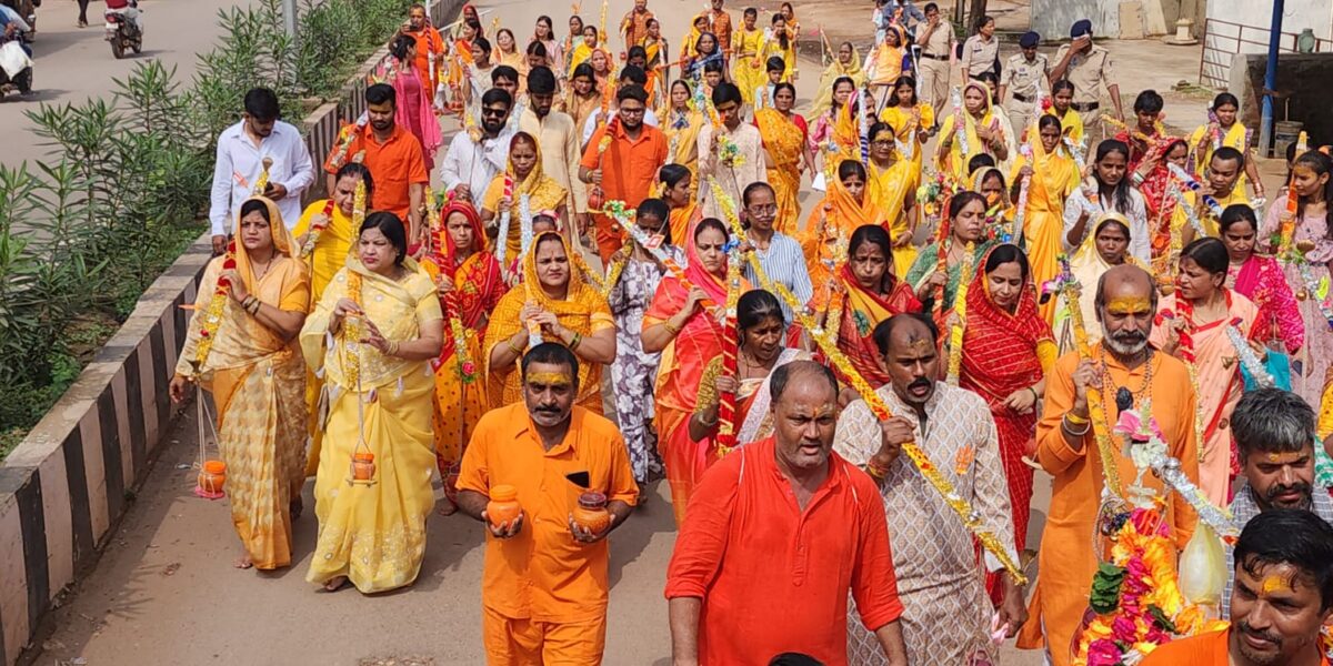 भगवान शिव की भक्ति में सराबोर हुआ दुर्ग शहर, सैकड़ों भक्त निकले कांवर यात्रा में सत्तीचौरा में सत्तीश्वर महादेव में किए जल अभिषेक
