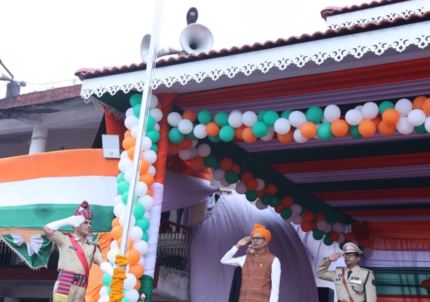 वित्त मंत्री श्री ओपी चौधरी ने रायगढ़ में किया ध्वजारोहण