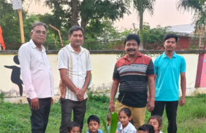 गणेश चतुर्थी पर नवोदय विद्यालय में वृक्षारोपण, भूतपूर्व छात्रों और बच्चों ने लगाए नारियल के पौधे