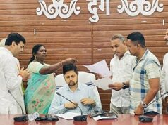 उरला-गयानगर-रामनगर की 8 किमी जर्जर सड़क के नवनिर्माण की मांग, कांग्रेस ने कलेक्टर को सौंपा ज्ञापन