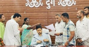 उरला-गयानगर-रामनगर की 8 किमी जर्जर सड़क के नवनिर्माण की मांग, कांग्रेस ने कलेक्टर को सौंपा ज्ञापन