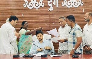 उरला-गयानगर-रामनगर की 8 किमी जर्जर सड़क के नवनिर्माण की मांग, कांग्रेस ने कलेक्टर को सौंपा ज्ञापन