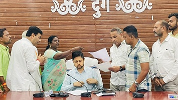 उरला-गयानगर-रामनगर की 8 किमी जर्जर सड़क के नवनिर्माण की मांग, कांग्रेस ने कलेक्टर को सौंपा ज्ञापन