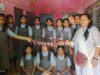 बैगलेस डे पर विद्यार्थियों ने सीखा कांच की घुंडियों से कंगन बनाना