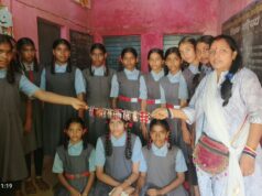 बैगलेस डे पर विद्यार्थियों ने सीखा कांच की घुंडियों से कंगन बनाना