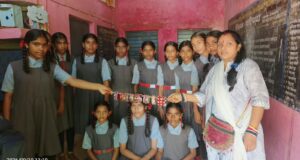बैगलेस डे पर विद्यार्थियों ने सीखा कांच की घुंडियों से कंगन बनाना